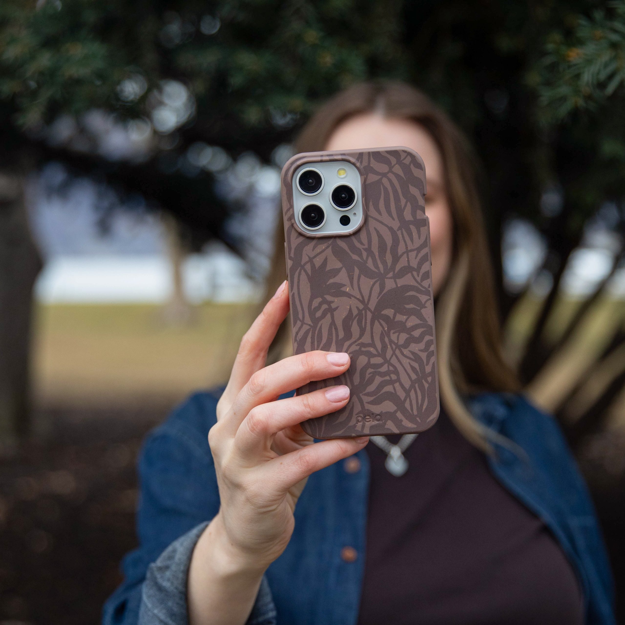 RUSTIC-LEAVES_IP12_ChocolateBrown